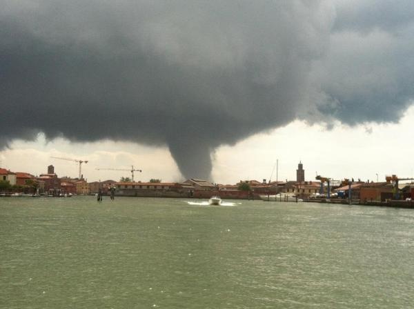 Bijzonder grote tornado Saint Helena, veel schade, geen slachtoffers